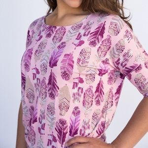 Feather print Agnes & Dora dolman shirt size M